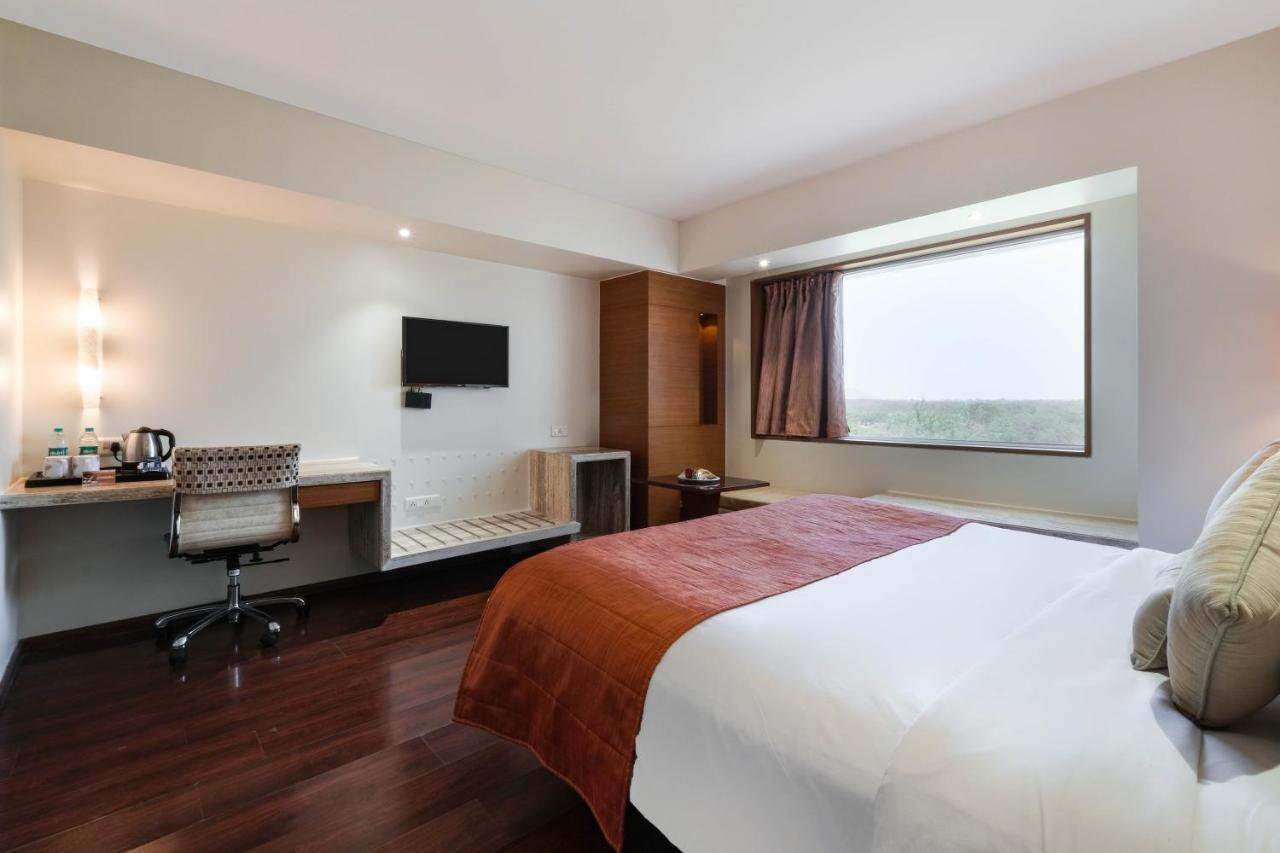 7 Apple Pimpri Pune 3*